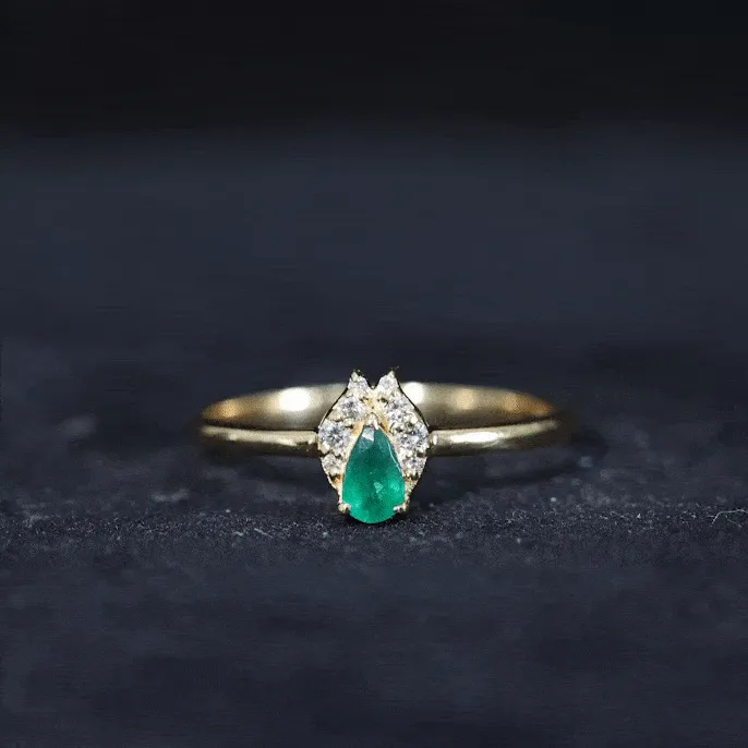 0.25 CT Pear Shape Emerald Promise Ring with Diamond