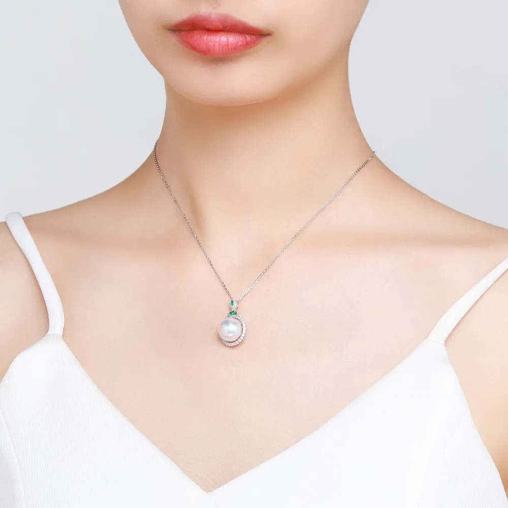 A Kiss of Emerald Classic Pearl Necklace