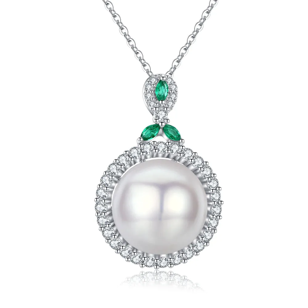 A Kiss of Emerald Classic Pearl Necklace