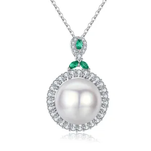 A Kiss of Emerald Classic Pearl Necklace