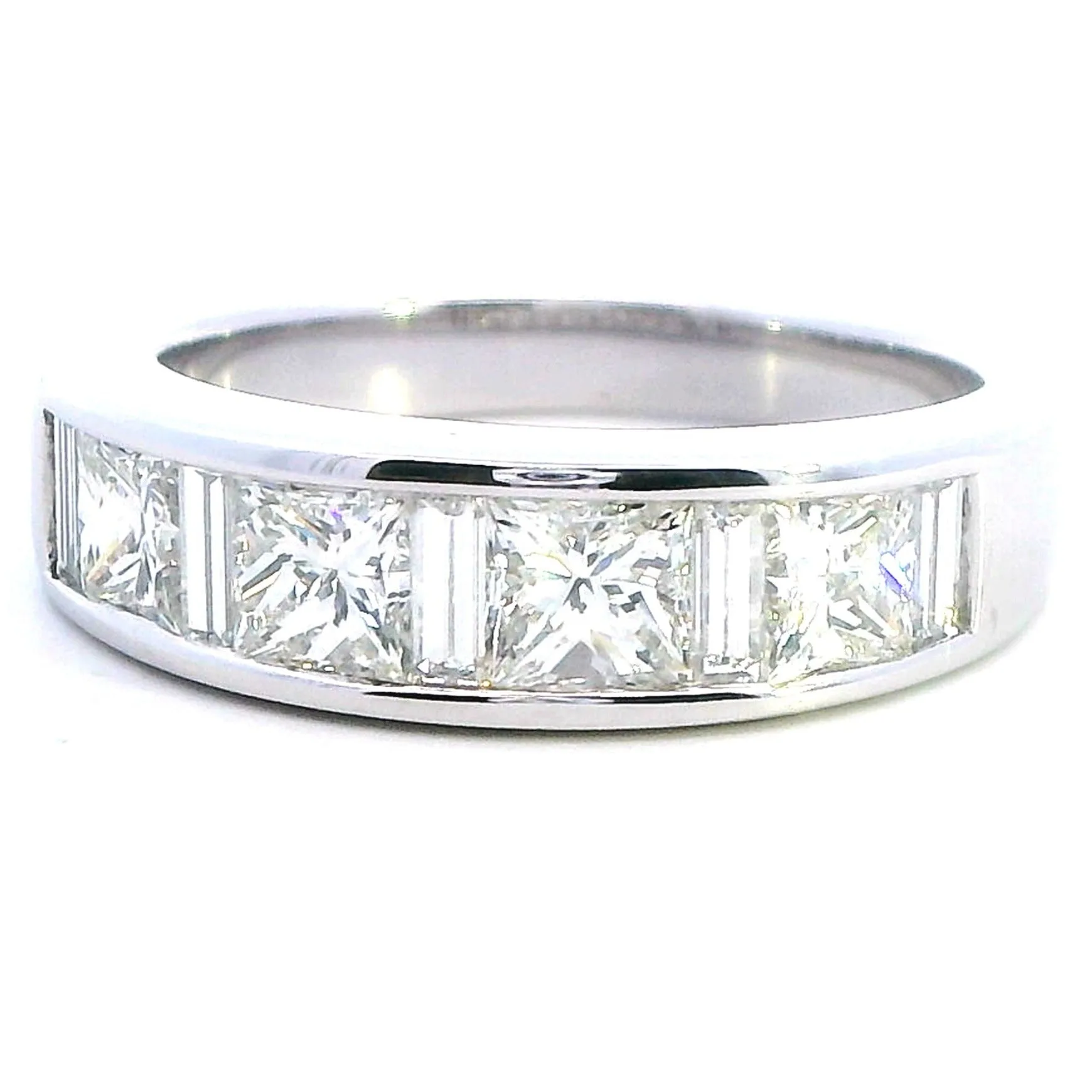 Elegant White Gold Diamond Ring - A True Symbol of Love