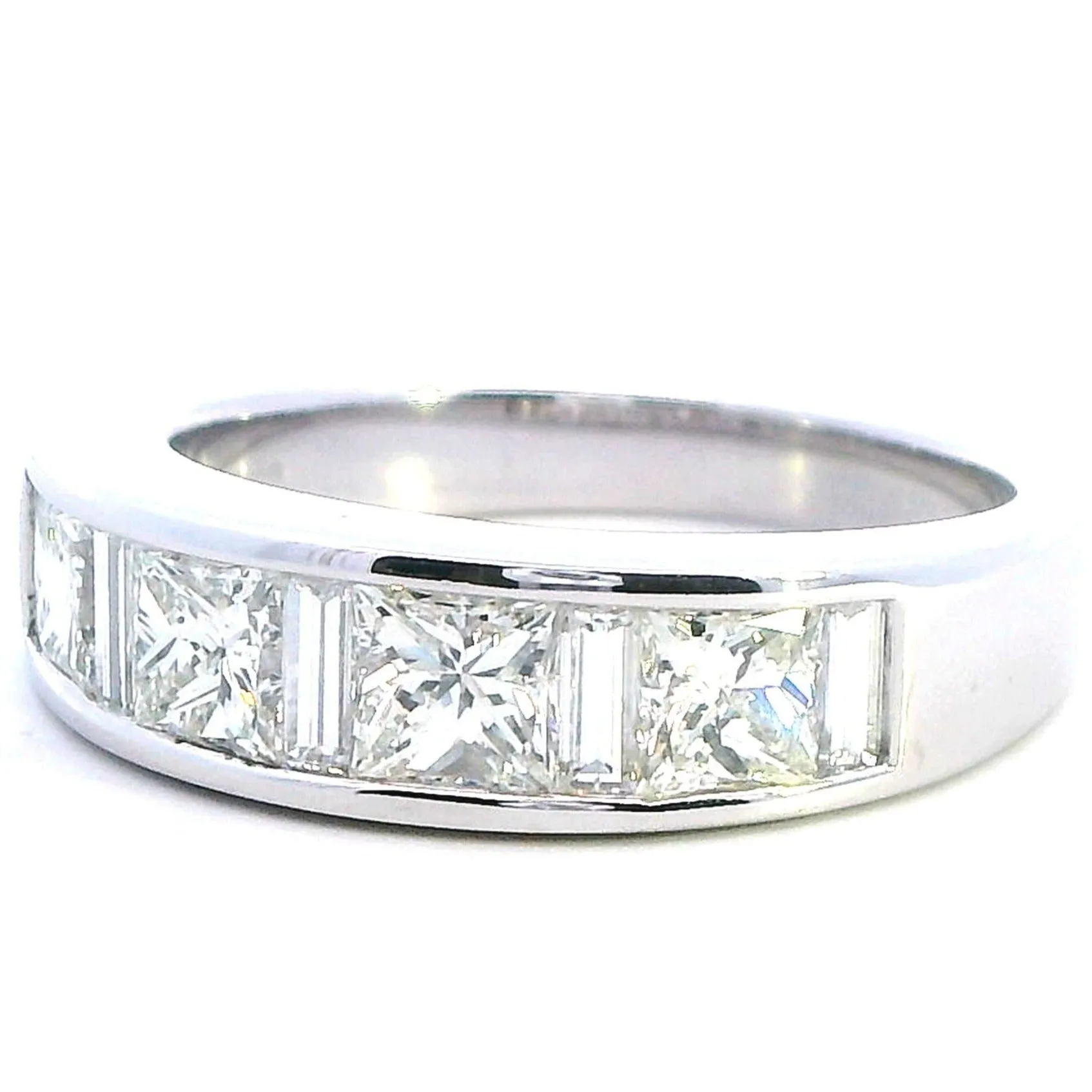 Elegant White Gold Diamond Ring - A True Symbol of Love