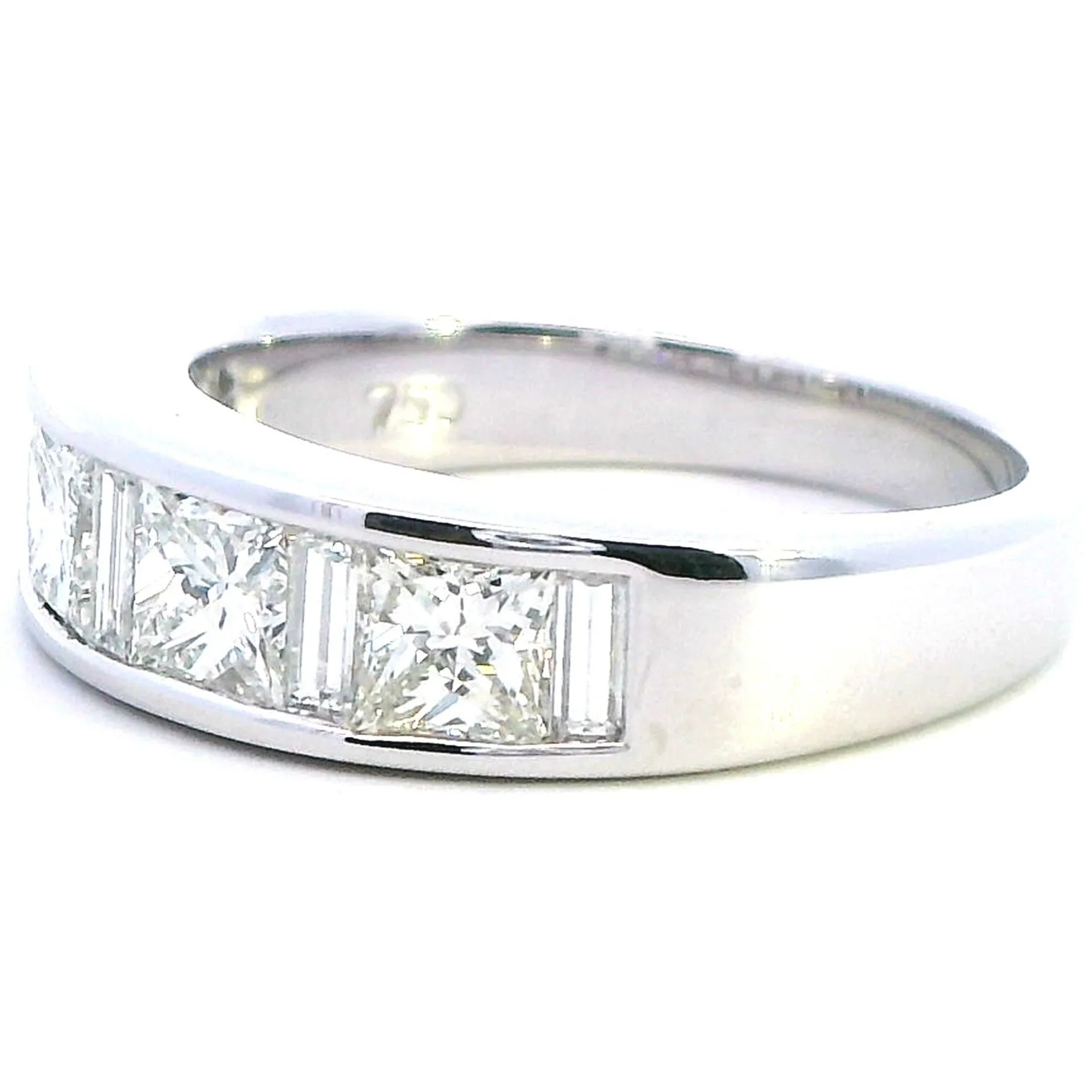 Elegant White Gold Diamond Ring - A True Symbol of Love