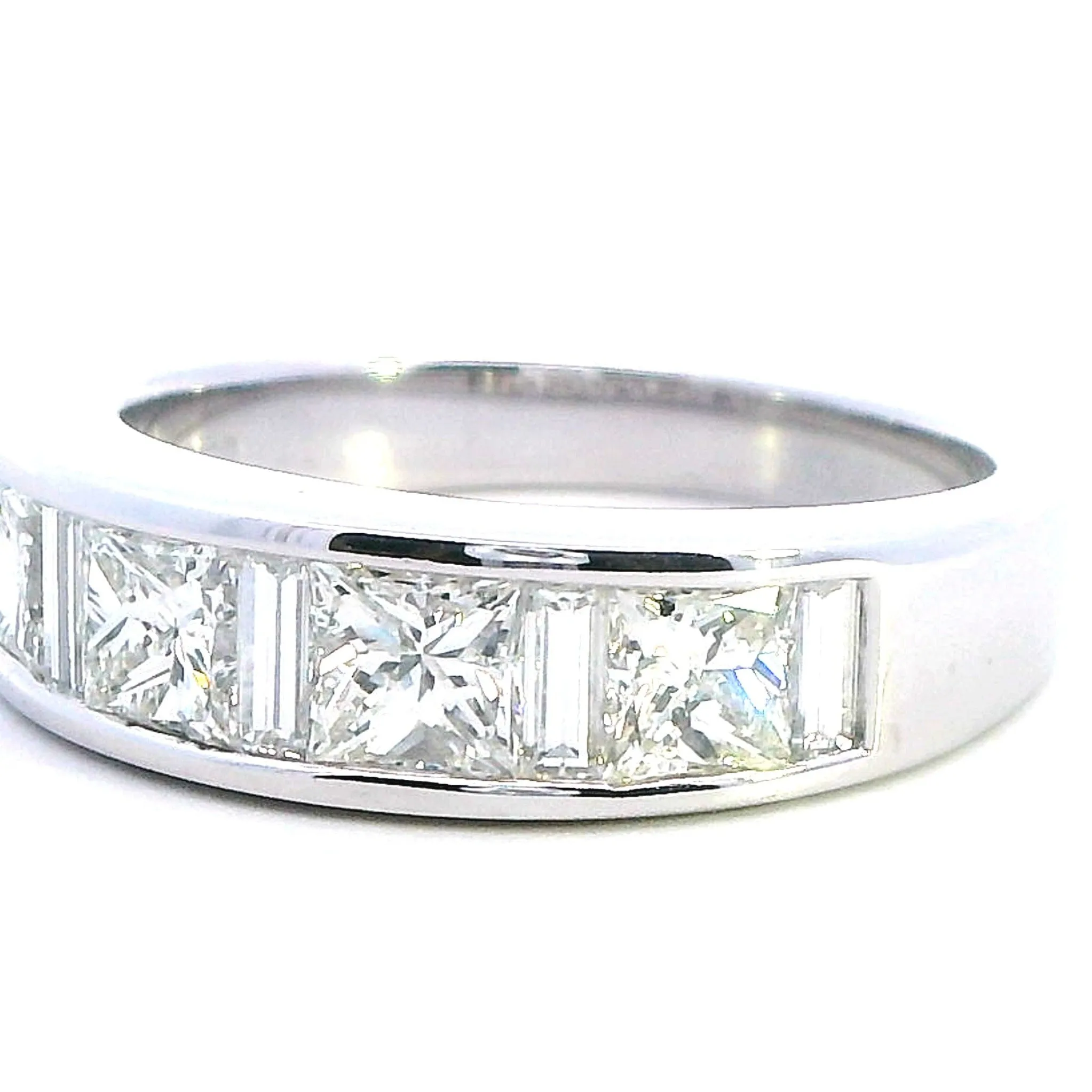 Elegant White Gold Diamond Ring - A True Symbol of Love