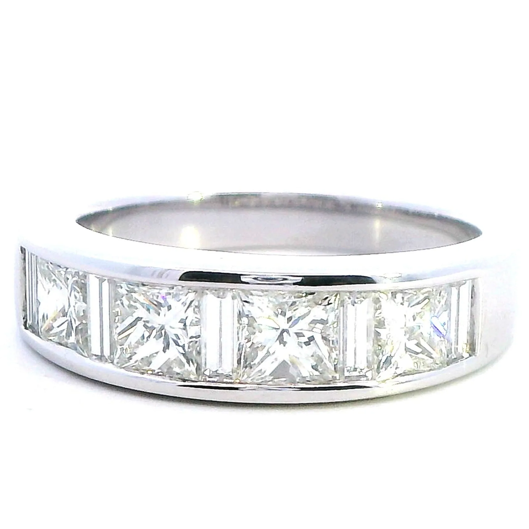 Elegant White Gold Diamond Ring - A True Symbol of Love