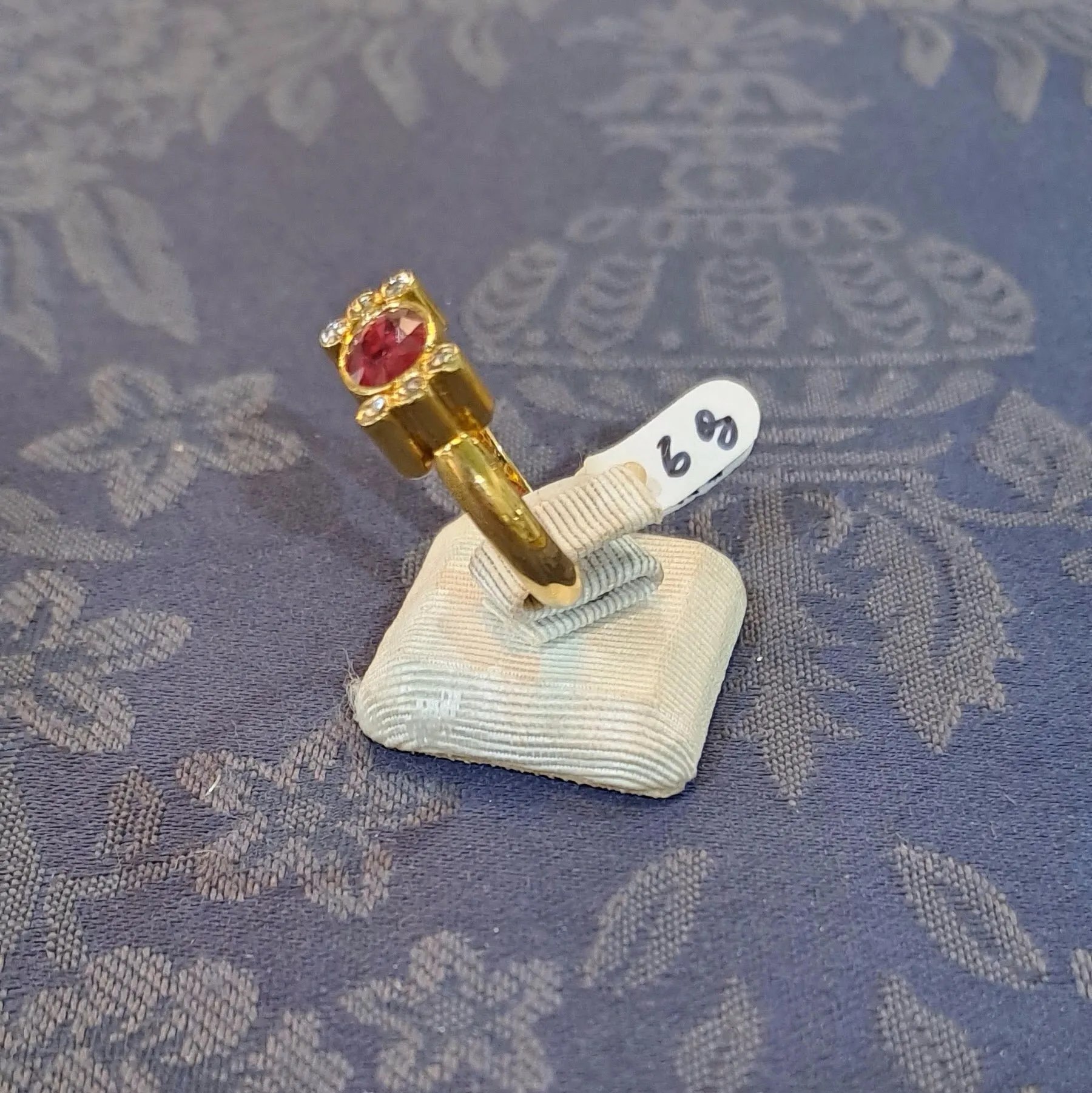 Ring in 18k gold with a ruby and brilliants