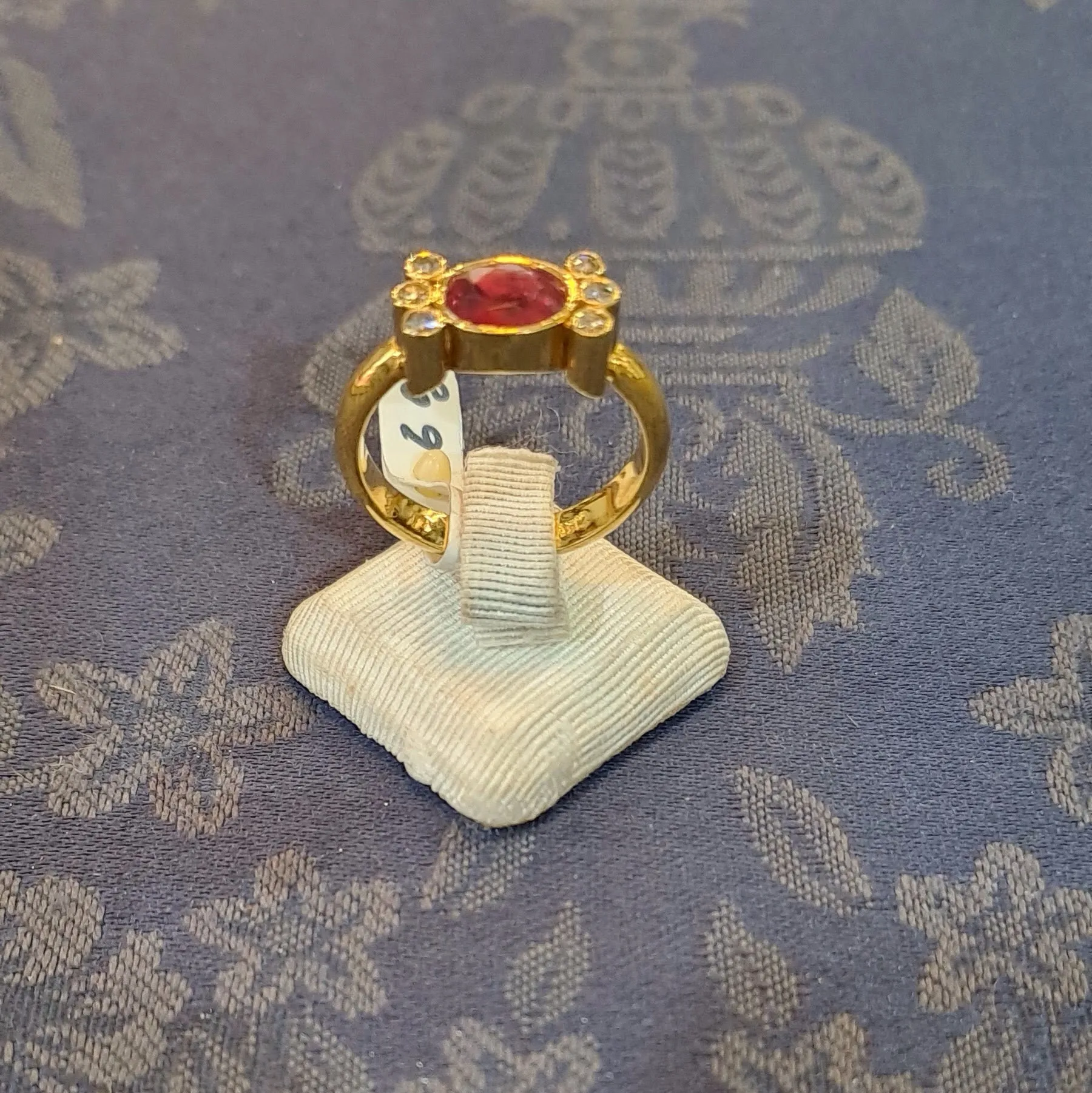 Ring in 18k gold with a ruby and brilliants