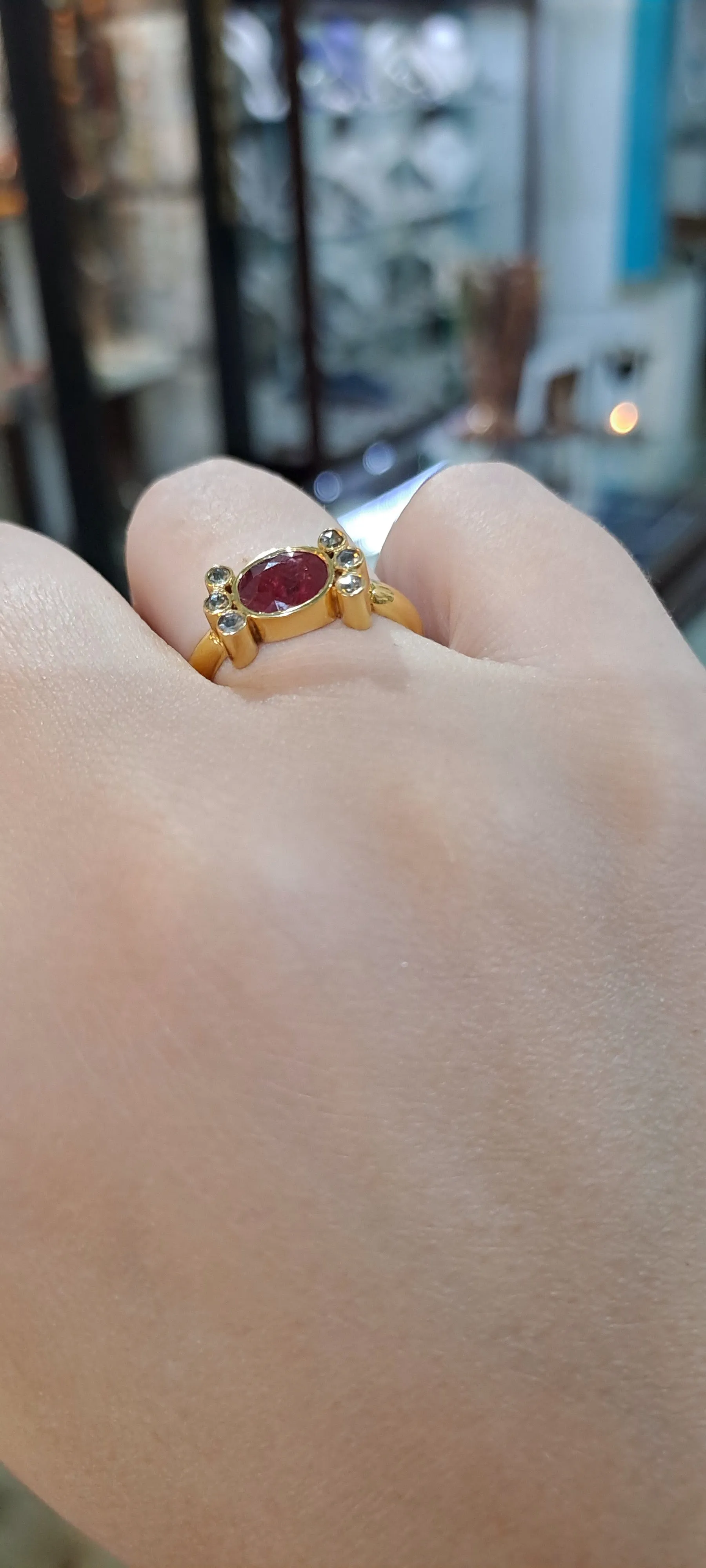 Ring in 18k gold with a ruby and brilliants