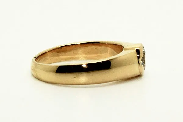 Sturdy Semi Bezel Yellow Gold Ring AD No. 0801