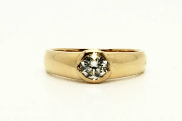 Sturdy Semi Bezel Yellow Gold Ring AD No. 0801