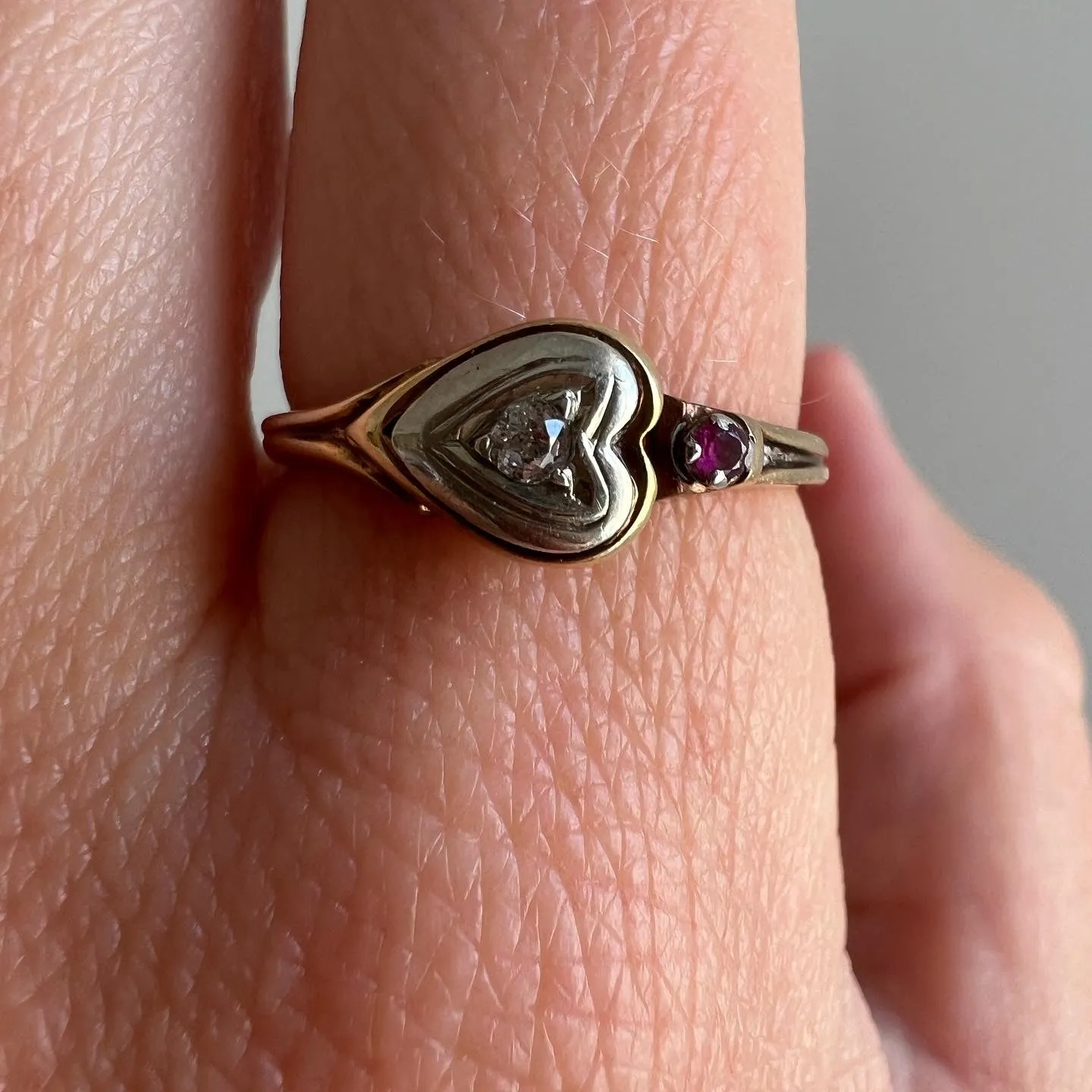 V I N T A G E // retro love / solid yellow and white gold heart ring with diamond and ruby / size 6.75